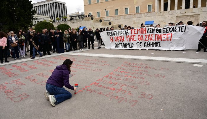 Τέμπη: Έσβησαν τα ονόματα των θυμάτων έξω από τη Βουλή, λίγες ώρες μετά την πορεία