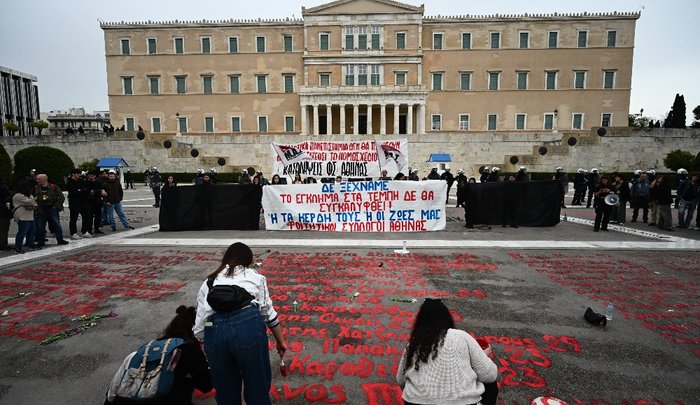 Οι φοιτητές ξαναέγραψαν τα ονόματα των θυμάτων των Τεμπών έξω από τη Βουλή