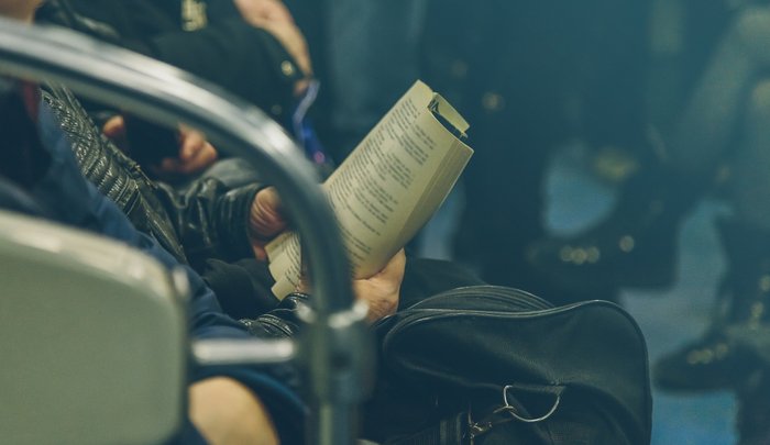 Τελικά όσοι κρατάνε βιβλίο στο μετρό το διαβάζουν όντως;