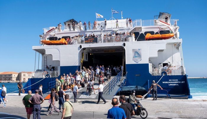 Τουρίστρια έμεινε έκπληκτη από το χάος που επικρατεί στα ελληνικά πλοία, δεν ήξερε που ερχόταν