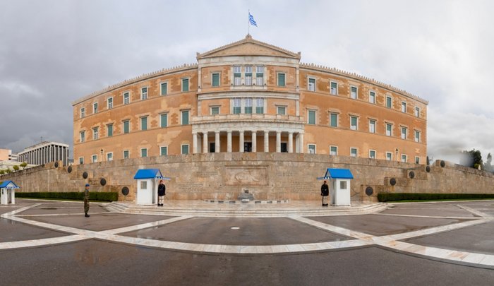 Θυμόμαστε τα καλύτερα νταηλίκια στην ελληνική Βουλή, πάρτε ποπ κορν