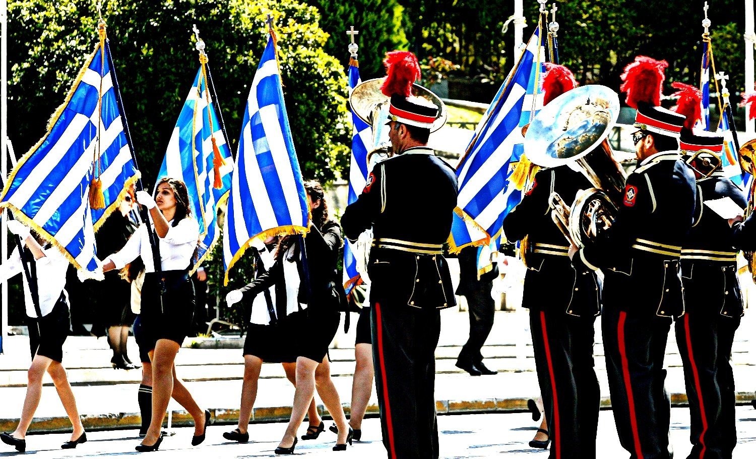 Ιστορίες παράνοιας με φόντο την Ελληνική σημαία