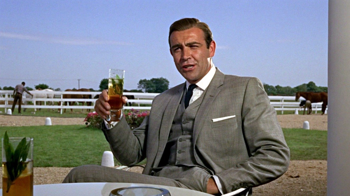 James Bond ’η… Ορέστης Μακρής; Θα τον φάει ο αλκοολισμός τον 007!