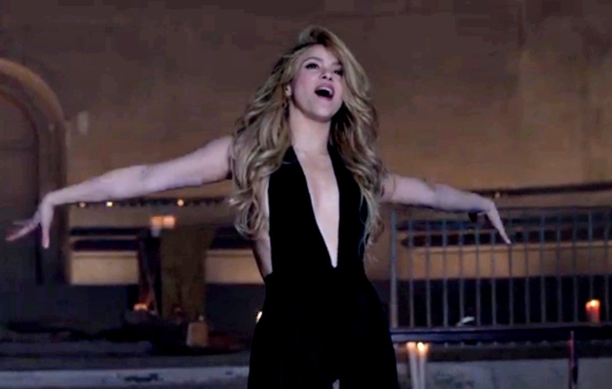 Αβυσσαλέο ντεκολτέ, διχτυωτό καλσόν και… Shakira is back for good ! (video)