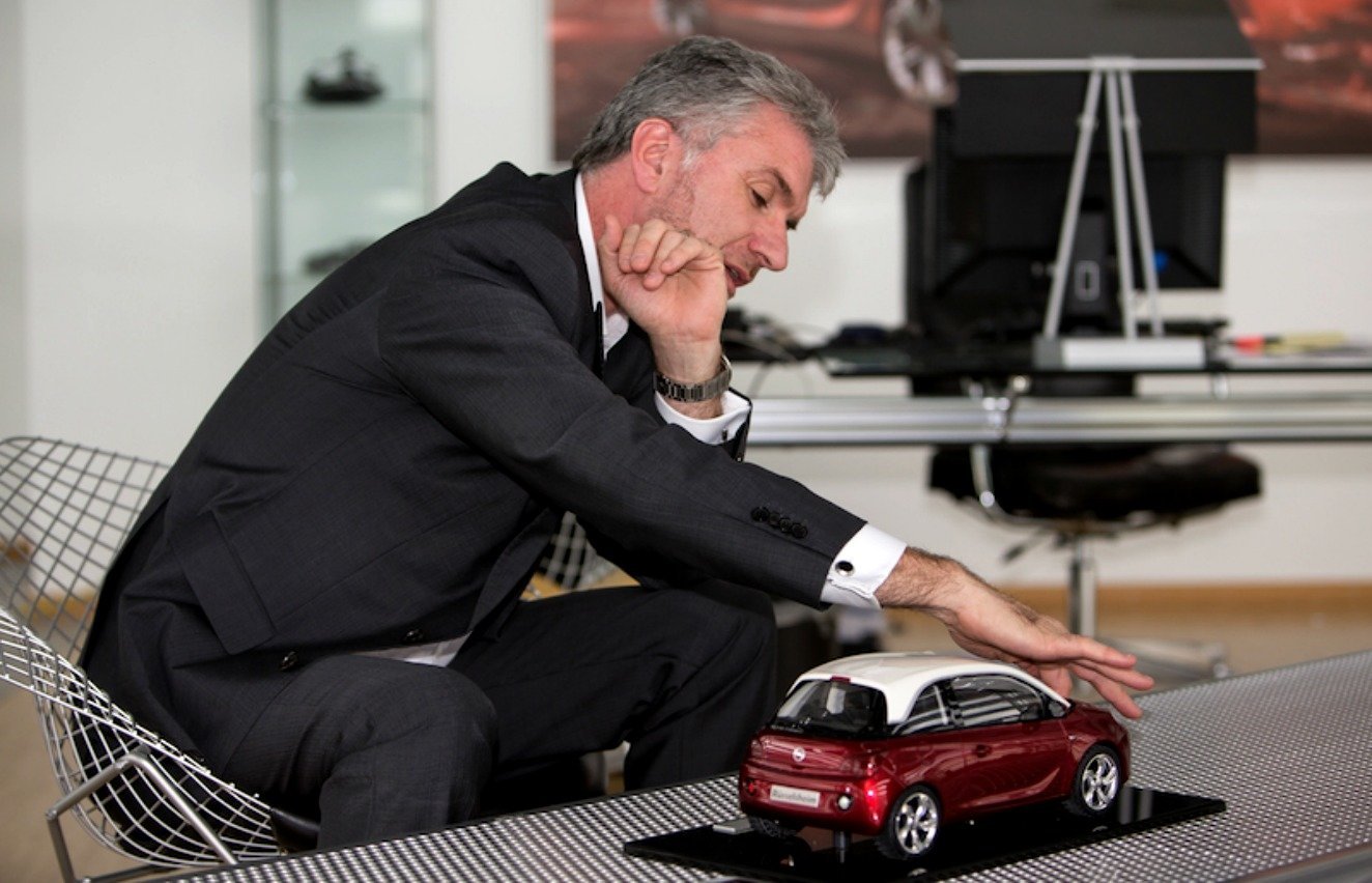 «Η γλυπτική τέχνη συνάντησε τη Γερμανική ακρίβεια»: Ο Mark Adams αποκαλύπτει το μέλλον της Opel