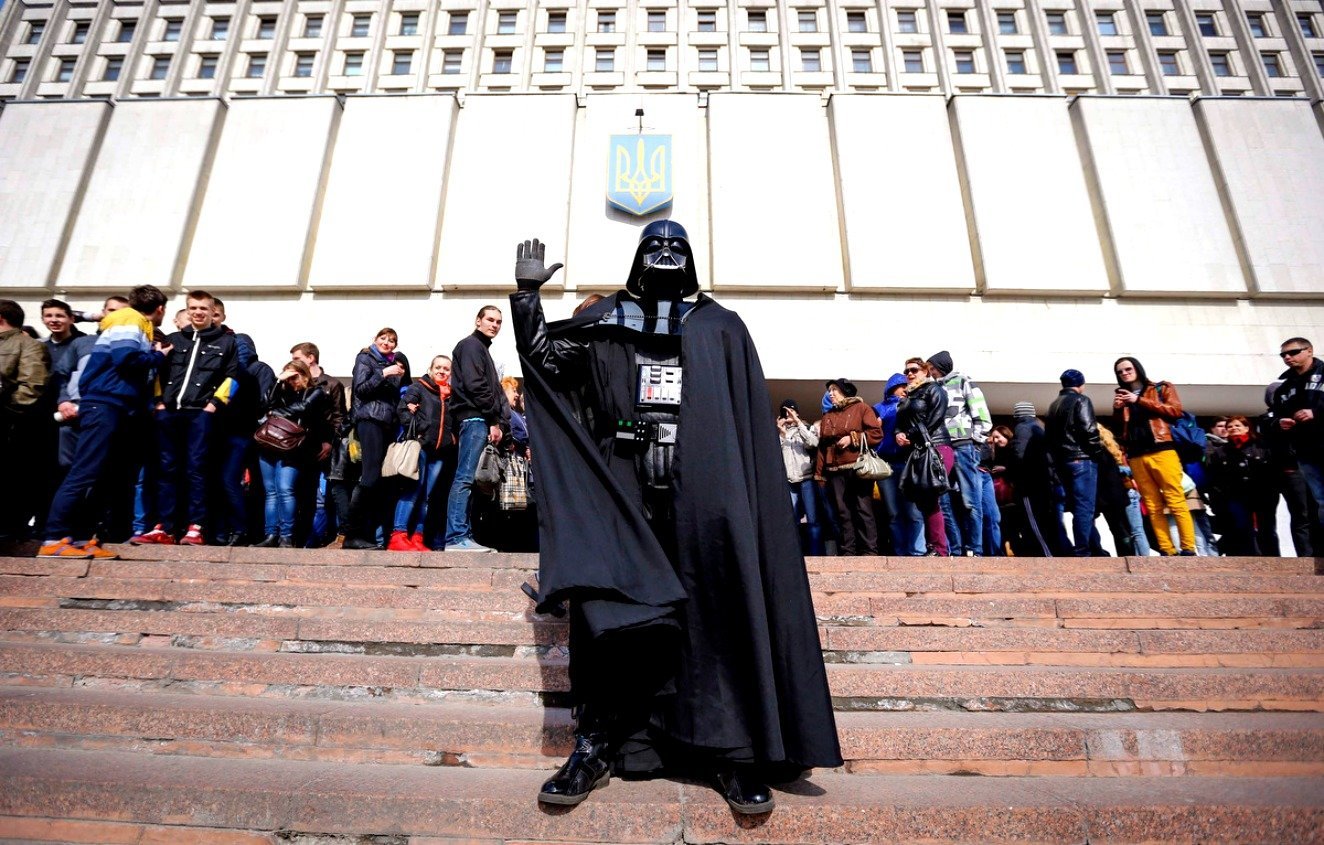 Η… σκοτεινή πλευρά των ουκρανικών εκλογών – Ο Νταρθ Βέιντερ ετοιμάζεται να «καταλάβει» το δημαρχείο του Κιέβου