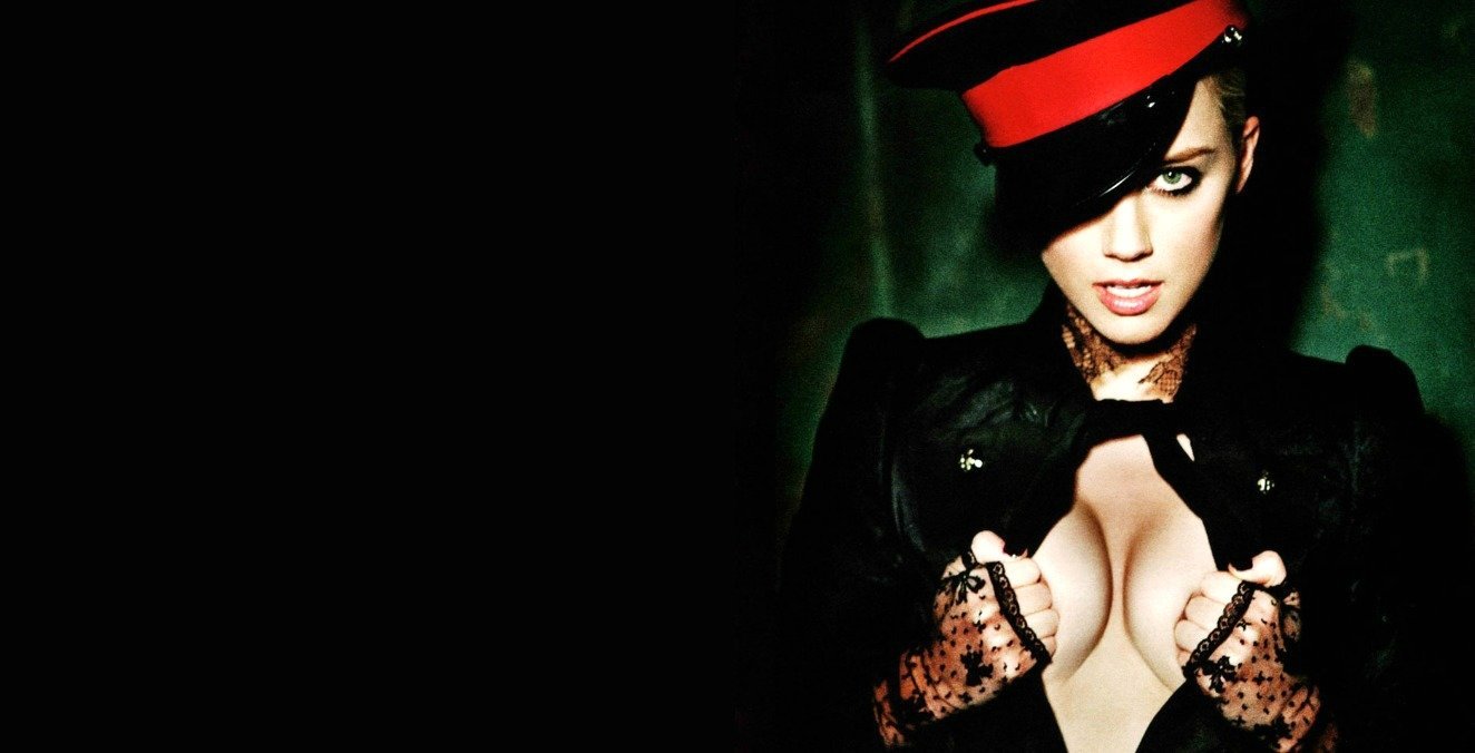 Η μελλοντική κυρία Johnny Depp και η τέχνη του γυμνού