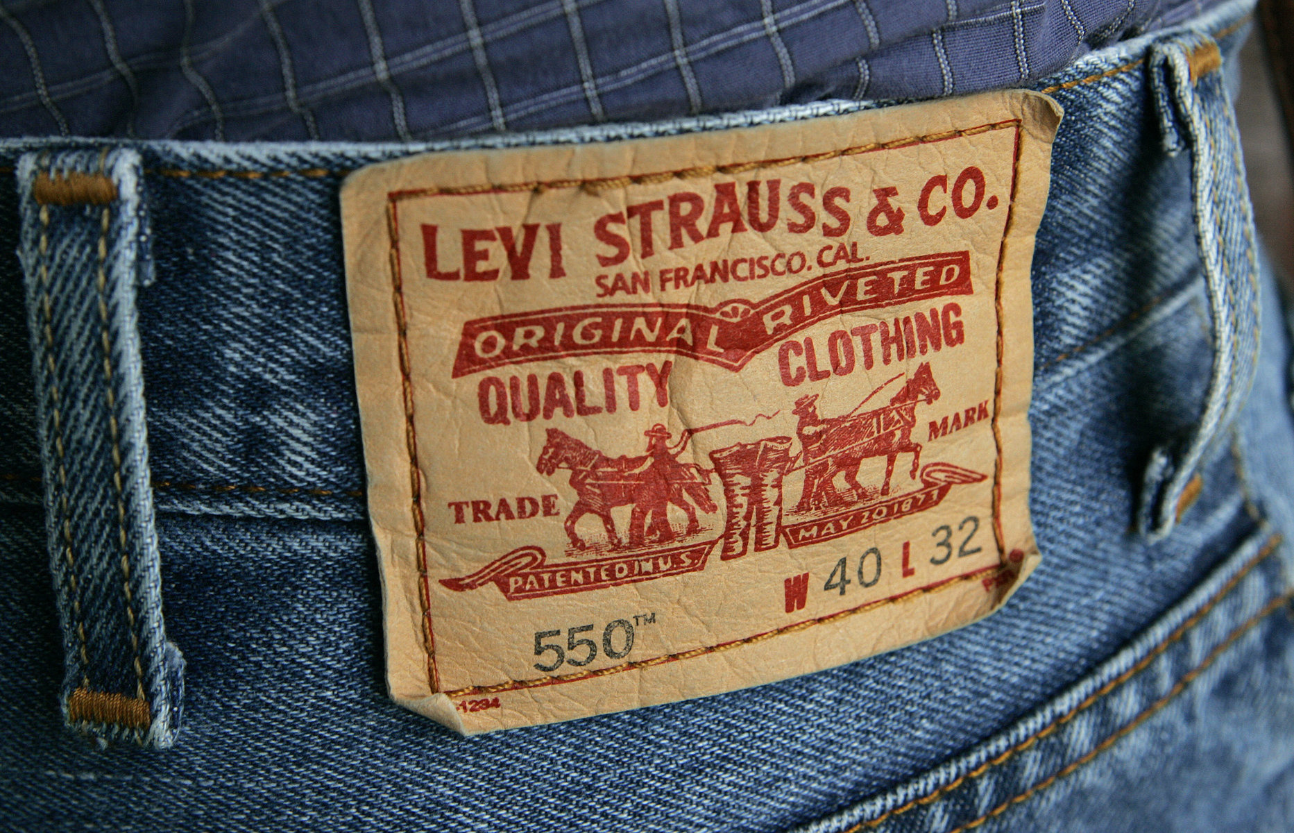 Levi’s Jeans: Κλείνουν τα 164!