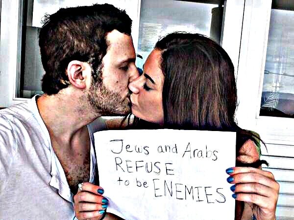 Βόμβες εσείς; Φιλιά εμείς! Αραβο-εβραϊκή επίθεση φιλίας στο Facebook και το Twitter (photos)