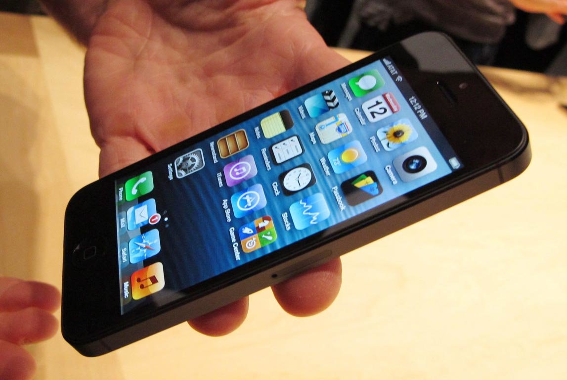 Ποιος “χαίρεται” το iPhone σου, χωρίς εσύ να το γνωρίζεις; Διάτρητη η ασφάλεια της συσκευής φετίχ