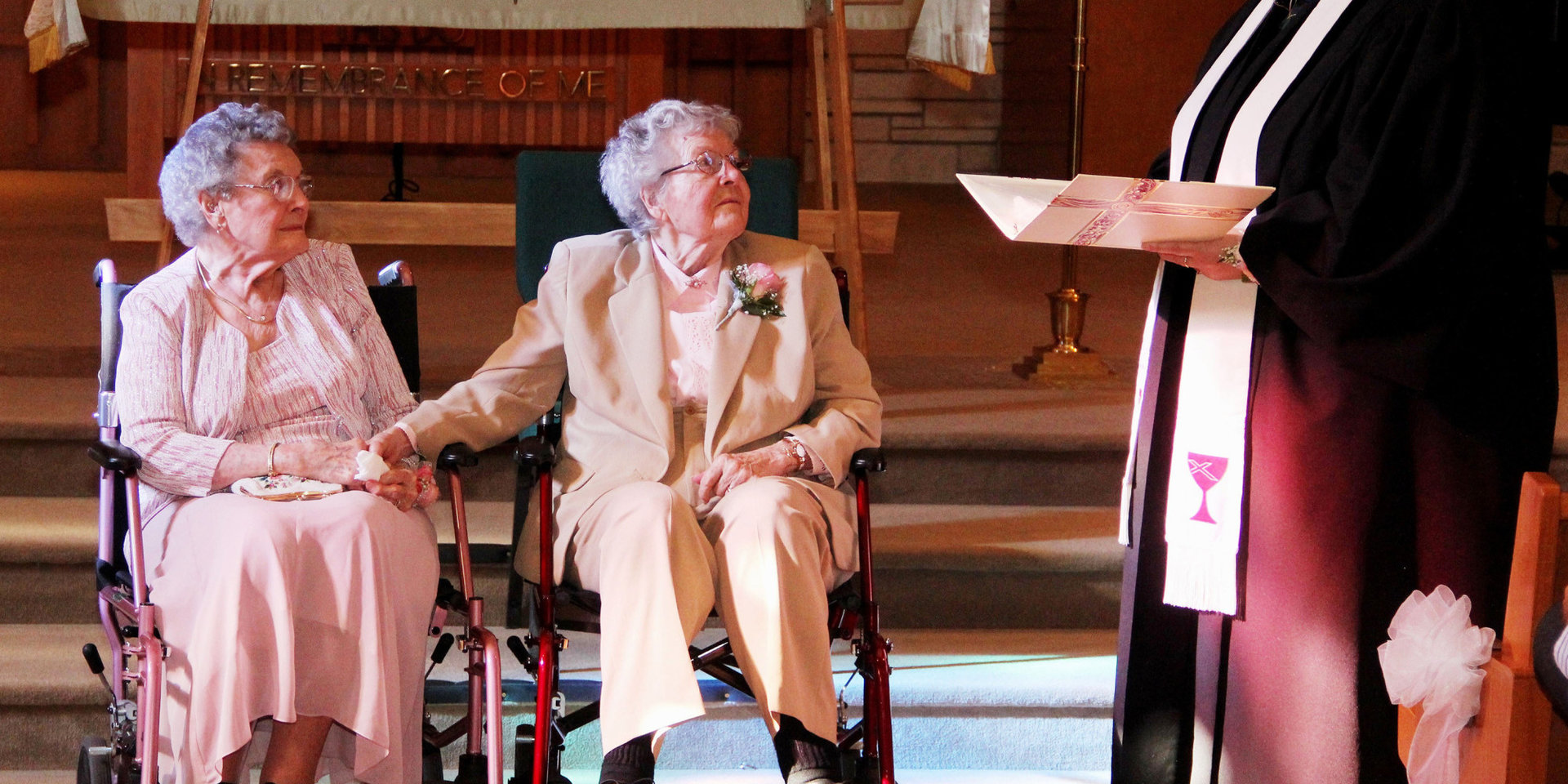 Ενενηντάχρονες παντρεύονται μετά από 72 χρόνια σχέσης. Πώς τις σχολίασε ο Κορτώ; (photo)