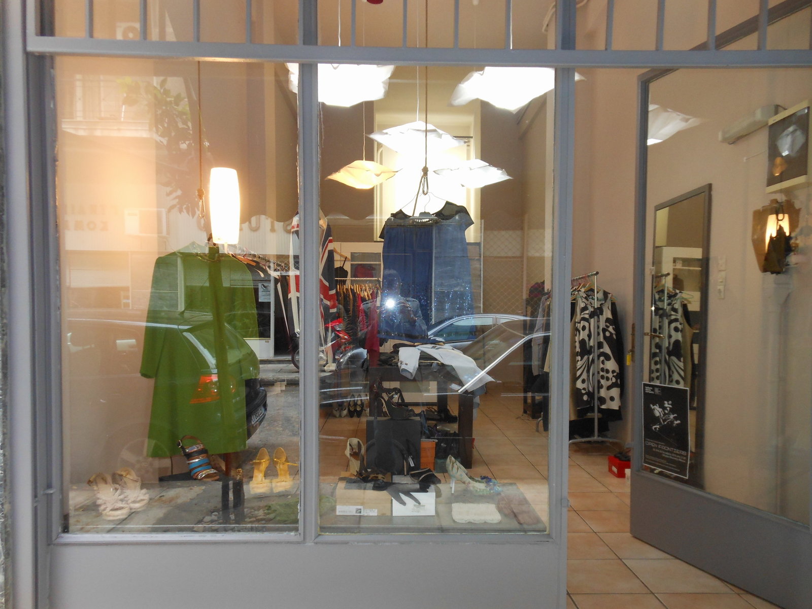 Ένα μαγαζί με επώνυμα second hand ρούχα στο Παγκράτι (photos)