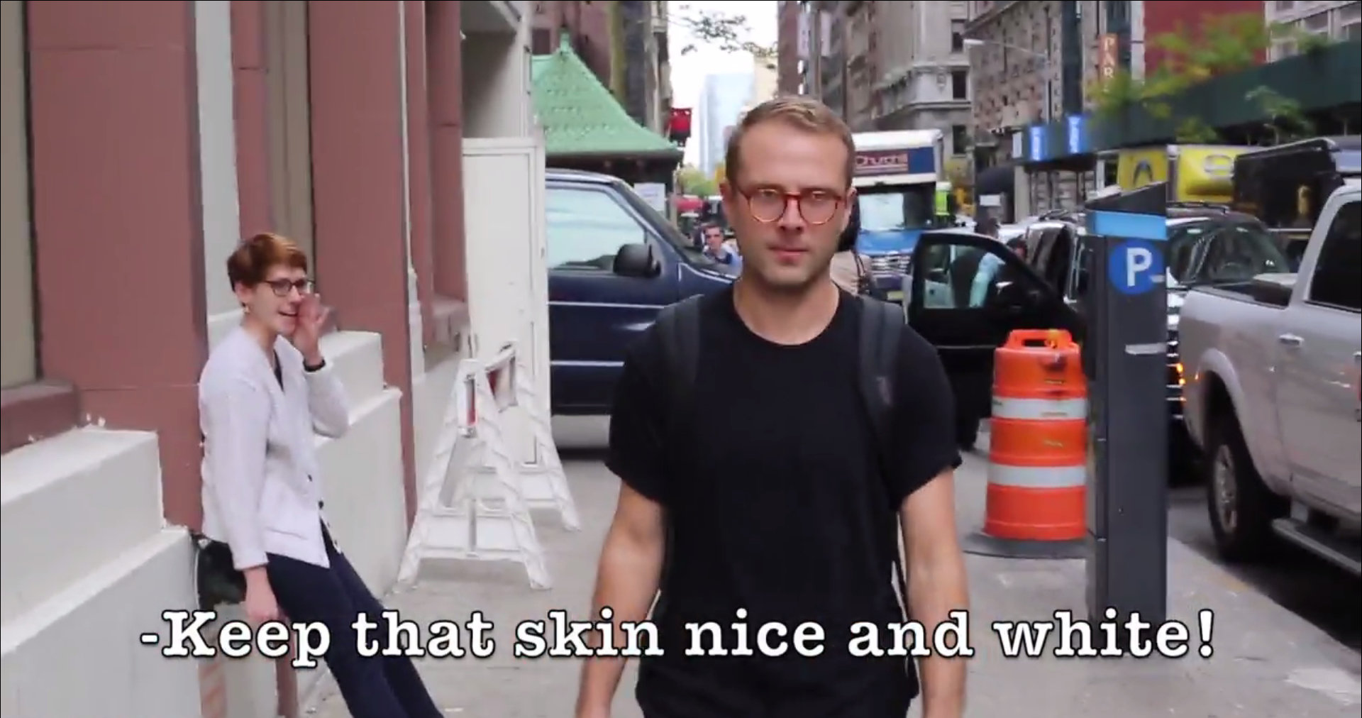 Απολαυστικό βίντεο-παρωδία: Αυτά ακούει ένας άντρας που περπατά μόνος στο δρόμο!