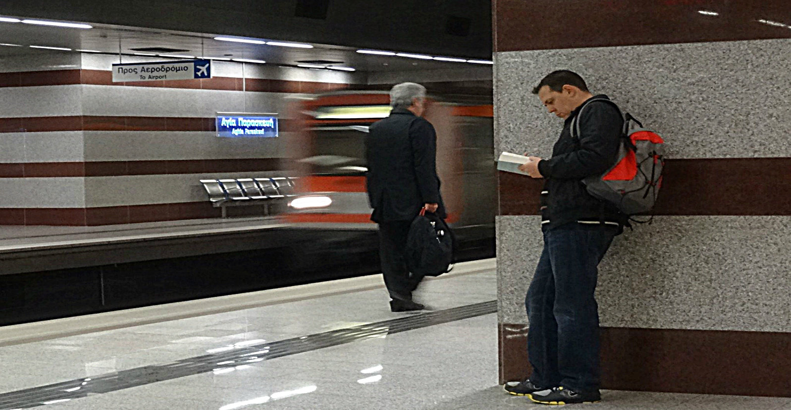 Metro.Stories | Τι διαβάζουν οι άνθρωποι στο μετρό και στο λεωφορείο; (photos)