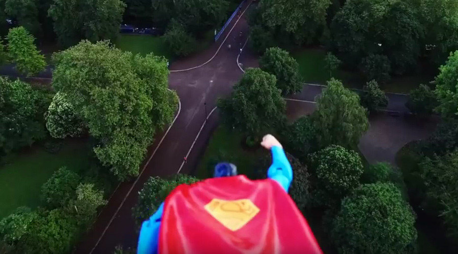 WTF | Ο Superman καβάλησε το drone (video)