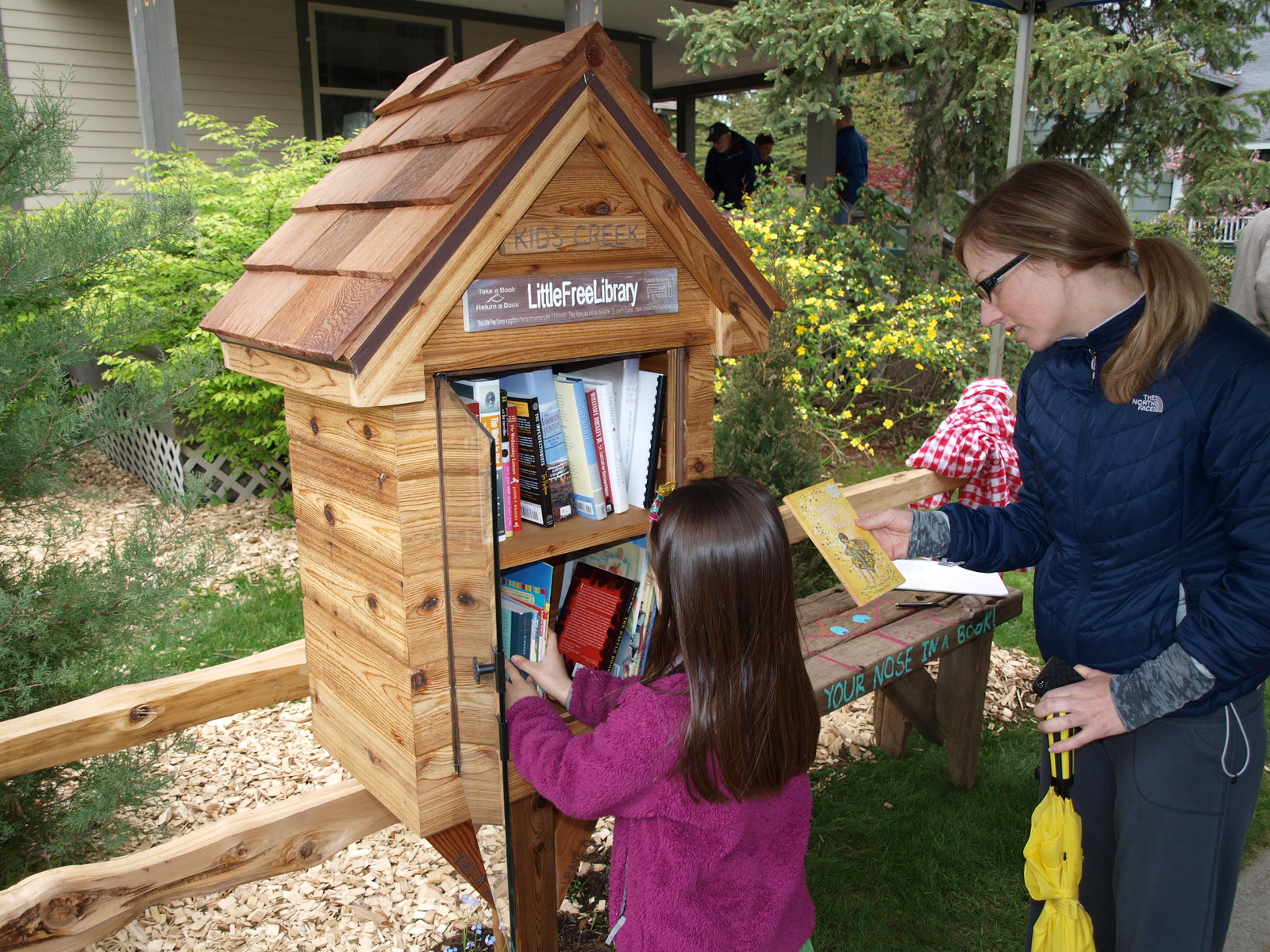 Διαβα.Ζουμε | Μικρές δανειστικές βιβλιοθήκες στον κήπο (λέμε τώρα) του σπιτιού σου;