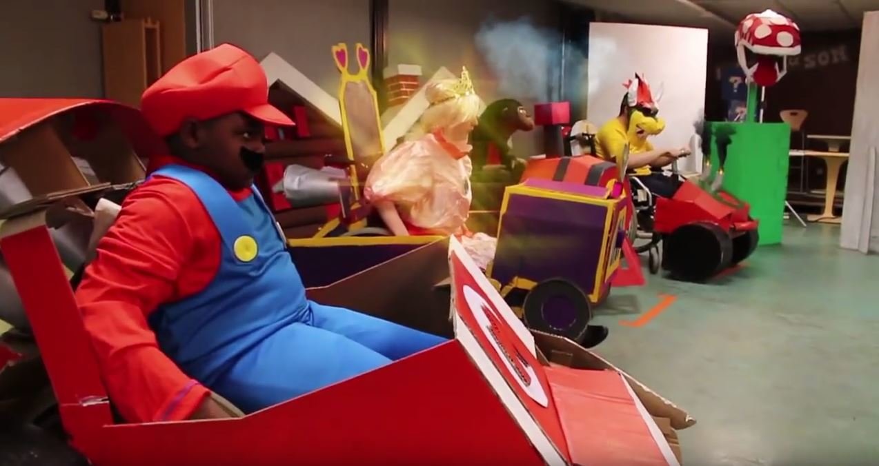 Πιτσιρικάδες αλά Super Mario κάνουν καρτ πάνω στα αναπηρικά τους αμαξίδια