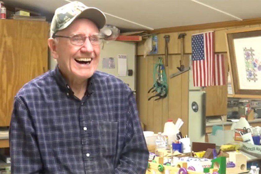 Άγιε Βασίλη άραξε! Λατρεμένο παππούδι φτιάχνει παιχνίδια για άπορα παιδιά εδώ και 50 χρόνια