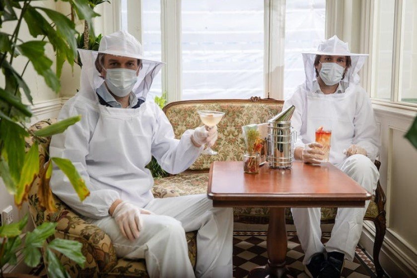 Με στολές μελισσοκόμων σερβίρουν στην Αγγλία, γιατί τι να κάνεις να κάτσεις να μαλώνεις με την πανδημία;