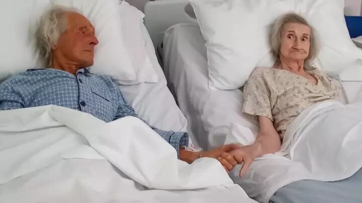 Ηλικιωμένο ζευγάρι πιάνεται χέρι-χέρι για τελευταία φορά και εμείς δεν μπορούμε να το αντέξουμε