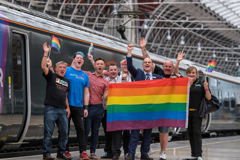 To πρώτο LGBT+ τρένο στη Βρετανία ξεκίνησε το ταξίδι του κι εμείς νιώθουμε περήφανοι!