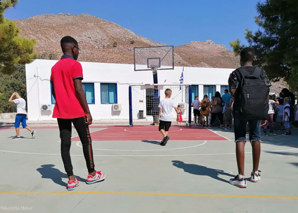 Η Τήλος αφήνει ορθάνοιχτα τα σχολεία της για τα παιδιά των προσφύγων