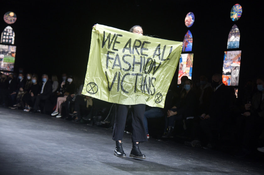 Με πανό που στήνει τη μόδα στον τοίχο έκανε χαμό ακτιβίστρια σε επίδειξη μόδας στο Παρίσι