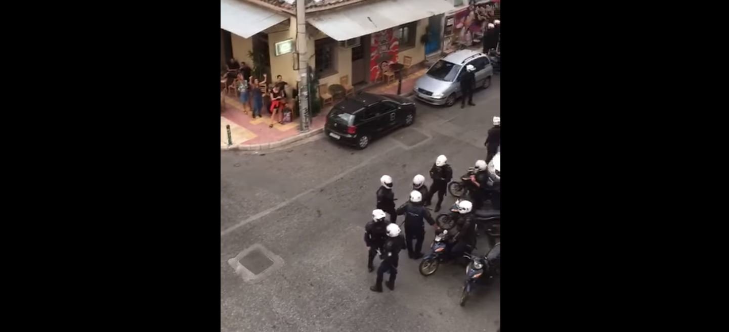 Στο Μεταξουργείο έδιωξαν την αστυνομία τραγουδώντας το “Ακορντεόν”