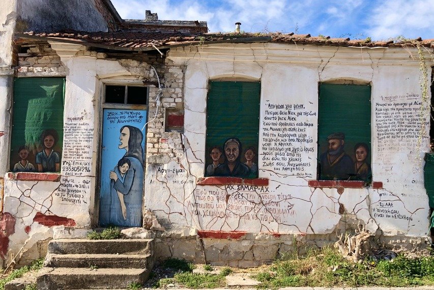 Ο 71χρονος “θείο Nick” έχει γεμίσει με γκράφιτι το χωριό του στην Πιερία