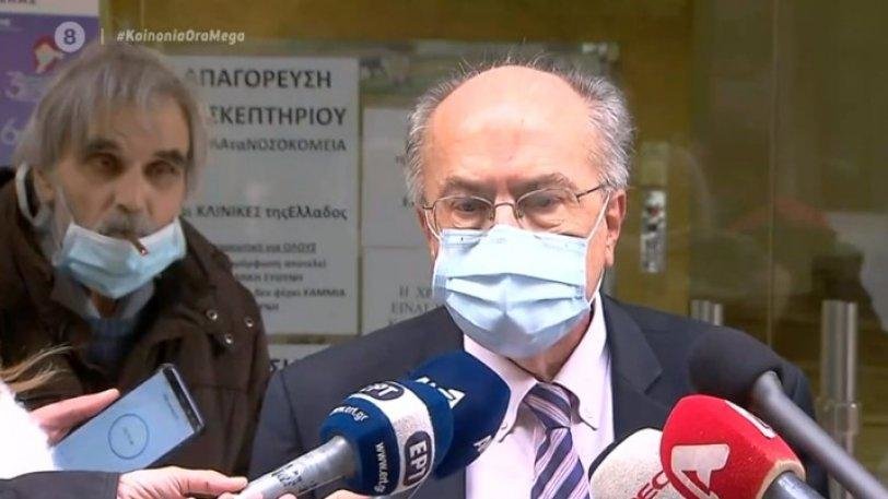 Θεσσαλονικιός θεριακλής φυσάει καπνό στα αυτιά κλινικάρχη live στην τηλεόραση του ΣΚΑΪ