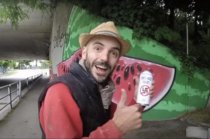 Ένας Ιταλός νικάει τον φασισμό και το μίσος με όπλο την τέχνη του δρόμου