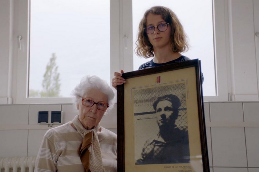 Μια 90χρονη επισκέπτεται το στρατόπεδο συγκέντρωσης που έχασε τη ζωή του αδερφός της
