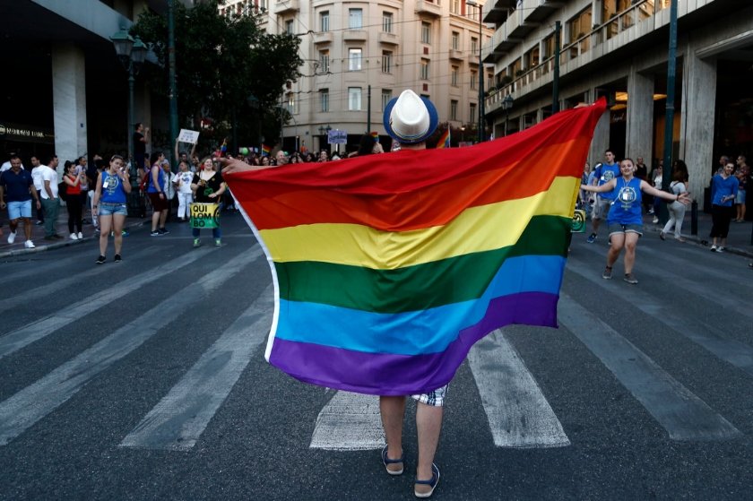 Ελλάδα είσαι, αφού: Προφανώς και θα δέχονταν προσβολές τα ΛΟΑΤΚΙ+ άτομα στις δημόσιες υπηρεσίες
