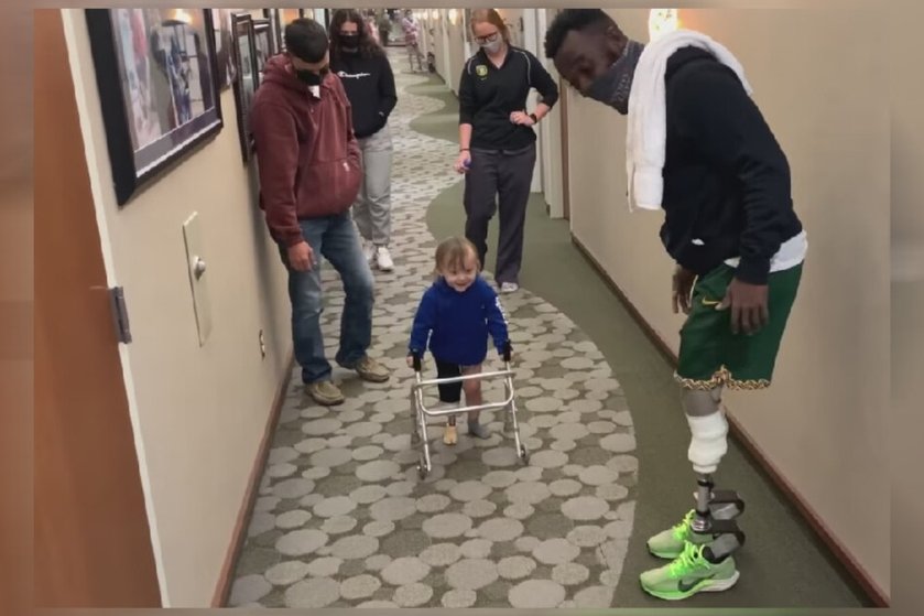 Δίχρονο αγοράκι κάνει τα πρώτα του βήματα με προσθετικό πόδι και όλα μοιάζουν καλύτερα