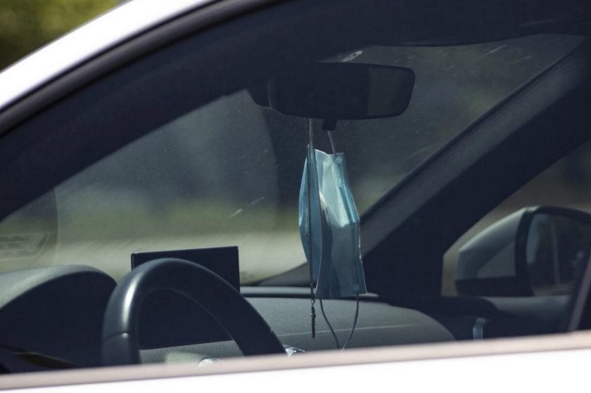 Μάσκα κρεμασμένη στον καθρέφτη του αυτοκινήτου: Αυτή η μάστιγα