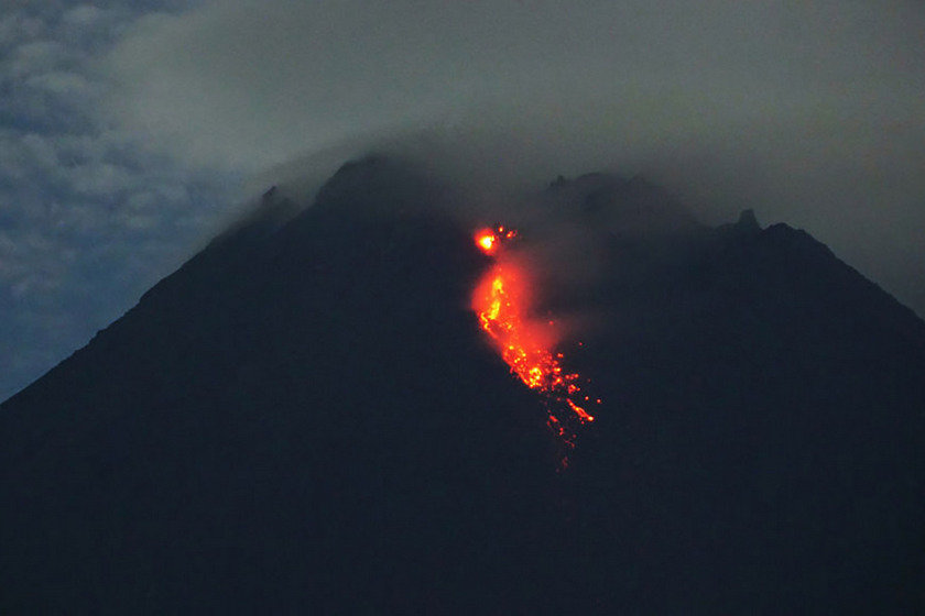 Η Αίτνα απέκτησε ανταγωνισμό: το πιο ενεργό ηφαίστειο της Ινδονησίας “ξύπνησε”