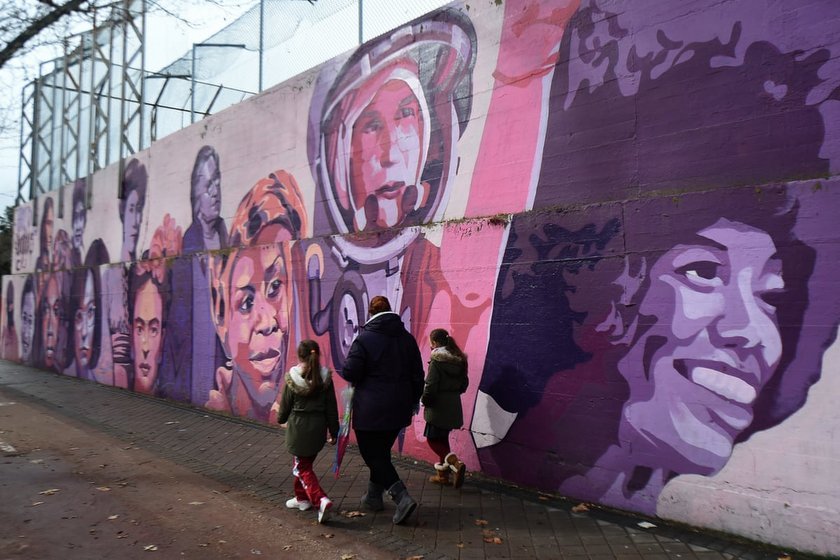 Ένα mural που τιμά το γυναικείο φύλο έκανε προφανές το πόσο “απειλητικός” είναι ο φεμινισμός