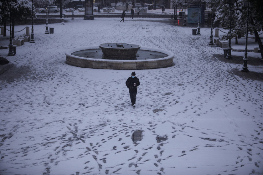 Πιο λευκή από ποτέ, πιο Αθήνα από ποτέ: 20 φωτογραφίες από τη χιονισμένη εκδοχή της πόλης