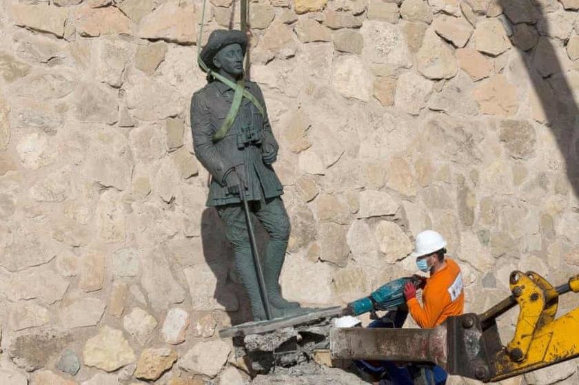 Αποκαθηλώθηκε και το τελευταίο άγαλμα του Φράνκο στην Ισπανία
