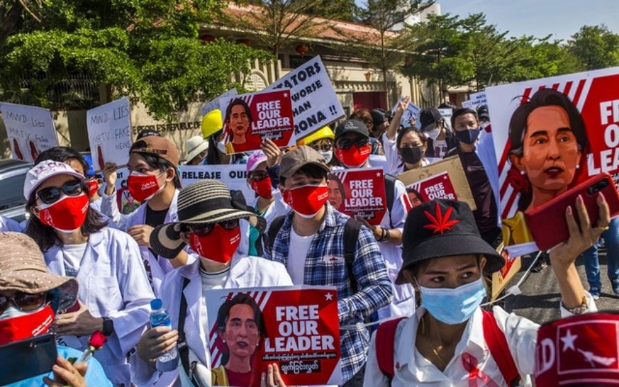 “Σταματήστε τις απαγωγές τη νύχτα”: Ο κόσμος συνεχίζει να διαμαρτύρεται στη Μιανμάρ