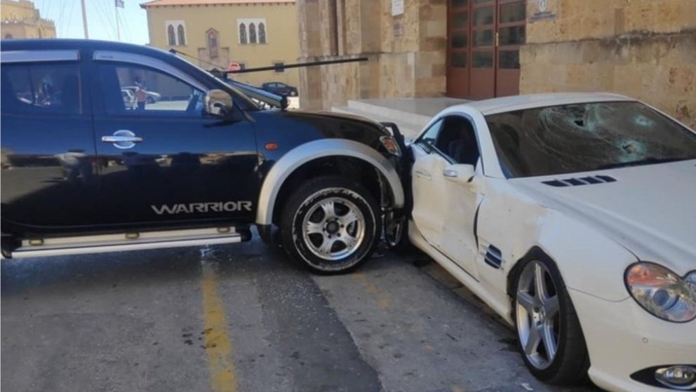 Να είστε αγαπημένοι: Aστυνομικός στη Ρόδο κάνει σμπαράλια το αυτοκίνητο του διευθυντή του