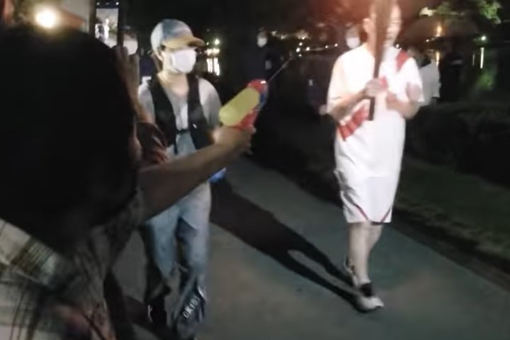 Στα WTF νέα της ημέρας: Γιαπωνέζα προσπάθησε να σβήσει την Ολυμπιακή Φλόγα με νεροπίστολο