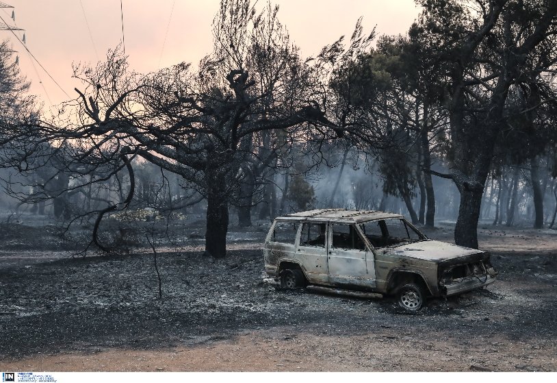 Οι εικόνες από τη φωτιά στη Βαρυμπόμπη που θέλουμε να ξεχάσουμε