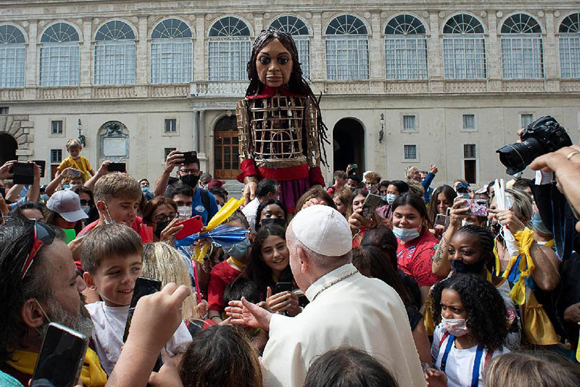 Ο Πάπας Φραγκίσκος απλώνει το χέρι του στην Αμάλ γιατί έτσι γίνονται τα πράγματα