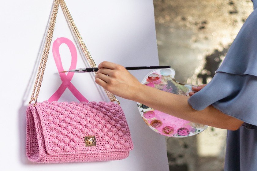 Η MISS POLYPLEXI συνεχίζει την υποστήριξη της στο «ΑΛΜΑ ΖΩΗΣ» με μια πανέμορφη συλλεκτική ροζ δημιουργία