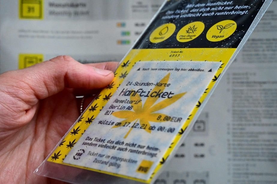“Αν είναι δαγκωμένα δεν ισχύουν”: Στο μετρό του Βερολίνου πωλούνται εισιτήρια κάνναβης