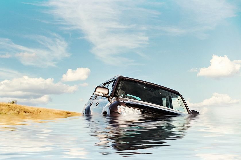 Ένα βίντεο για το πώς να σωθείς αν πέσεις με το αυτοκίνητο στο νερό μου προκάλεσε κρίση πανικού