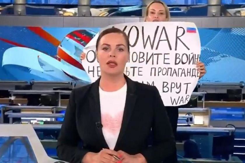 “Ντρέπομαι”: Το βίντεο που είχε ανεβάσει η Marina Ovsyannikova πριν το μανιφέστο της