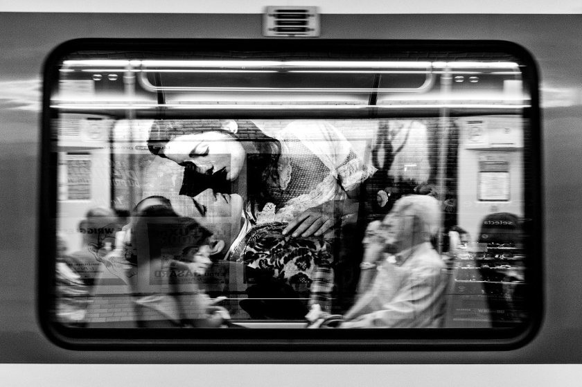 Αυτές οι φωτογραφίες με άγνωστους επιβάτες του μετρό είναι ό,τι πιο ποιητικό θα δεις σήμερα
