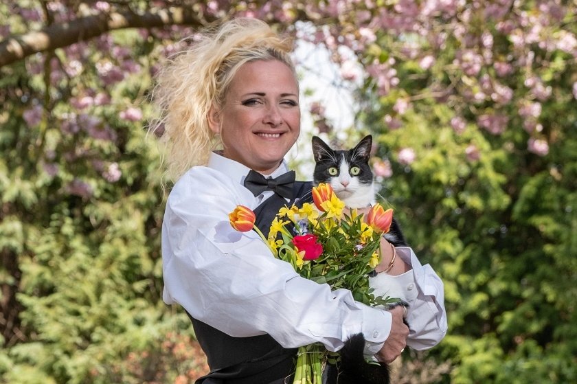 Γυναίκα παντρεύτηκε τη γάτα της για να μην τη διώξουν από το σπίτι